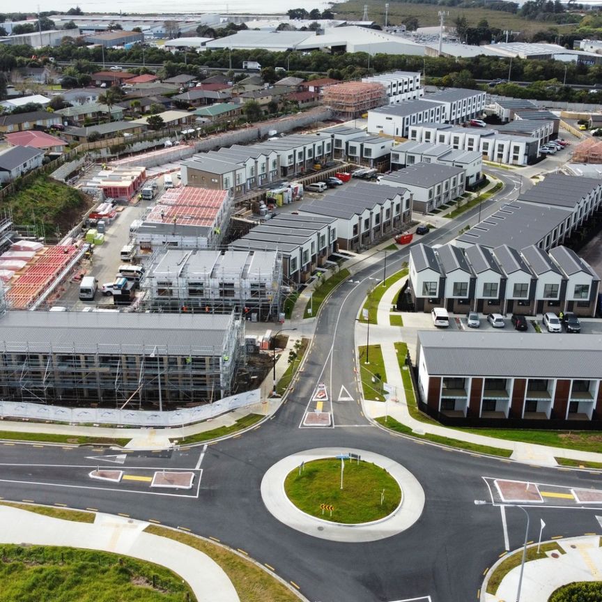 MANGERE BRIDGE, 4 BEDROOMS( ($100 Free gift voucher for signup before 8th February ) - Photo 1