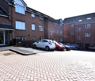 2 bedroom Flat in Flat 3, Leeds - Photo 6