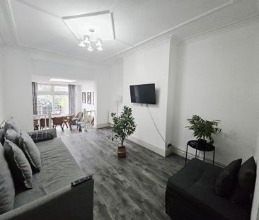 4 bedroom semi-detached house to rent - Photo 6