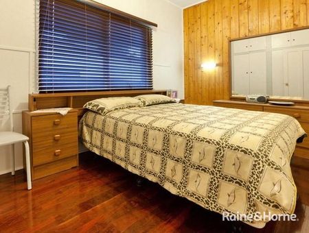 Family Home with Bonus Self Contained Bungalow - Photo 5