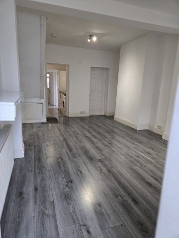 2 Bed Terraced House, Tennyson Road, E15 - Photo 2