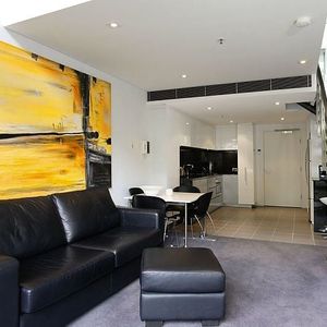 Stylish Split-Level Apartment in the Iconic Ikon Building Prime Potts Point Location - Photo 2