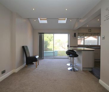 4 bedroom semi-detached house to rent - Photo 5