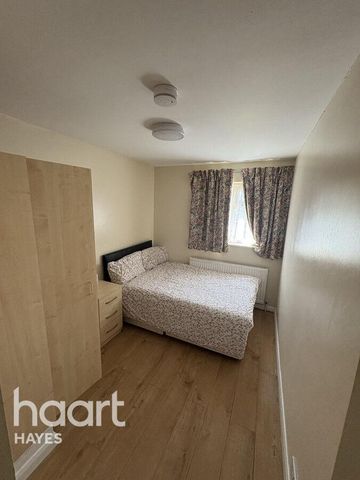 1 bedroom in a house share to rent - Photo 2