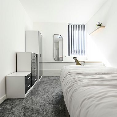 Double Room In Brand New 7-Bedroom En Suite Apartment- Just a short walk into the City Center - Photo 1