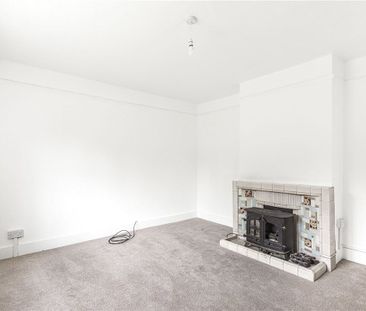 A newly decorated 3 bedroom semi-detached house overlooking neighbo... - Photo 2