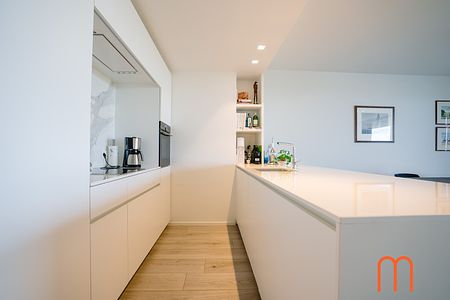 Dit prachtige appartement op het 4de verdiep van residentie “One Baelskaai” in Oosteroever, Oostende, heeft veel te bieden voor wie op zoek is naar een leuke plek om te wonen. - Photo 4