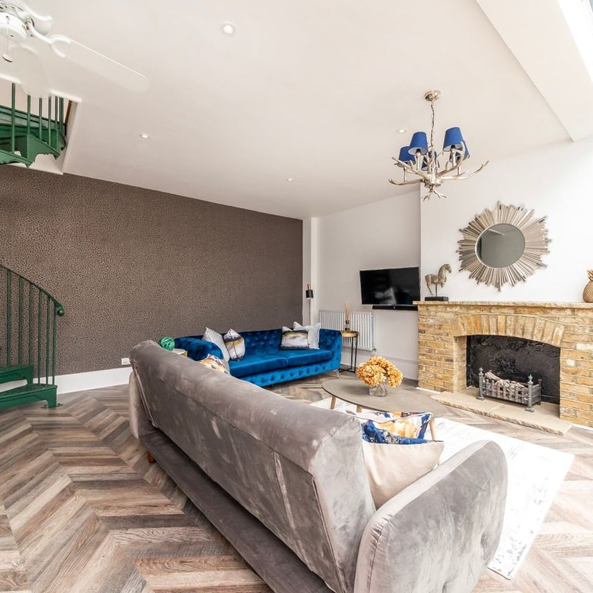 2 Bed Terraced House, Kramer Mews, SW5 - Photo 1