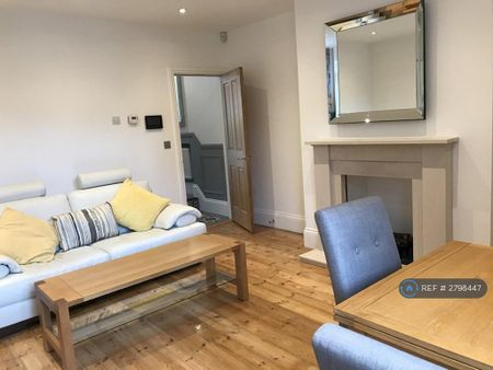 2 bedroom flat to rent - Photo 2