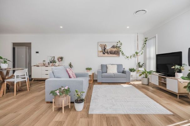 Stunning 3 Bedroom Home - Photo 1