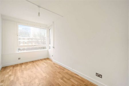 This immaculate two bed apartment with a 24-hour porter and a convenient lift - Photo 5