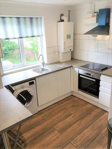 3 bedroom flat to rent - Photo 3