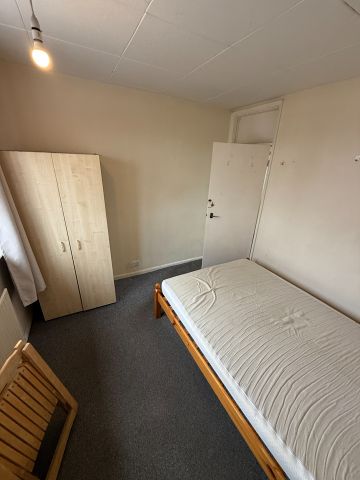 3 Bed Flat, Glenmore Parade, HA0 - Photo 3