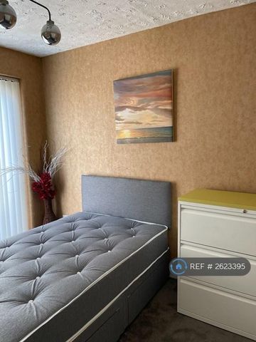 1 bedroom in a house share to rent - Photo 3