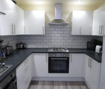 1 bedroom in a house share to rent - Photo 2