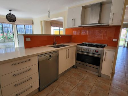 Bright 4 bedroom family home - Photo 5