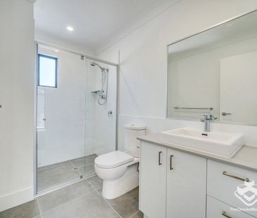 MODERN THREE BEDROOM TOWNHOUSE FOR RENT - Photo 2