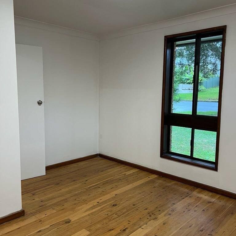 Spacious 4-Bedroom Home in Prime West Wollongong Location - Photo 1