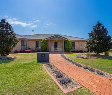 Three Bedrooms, Beautiful Gardens and Room to Relax - Photo 1