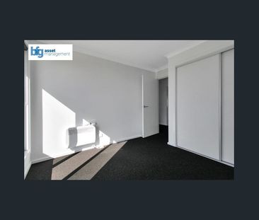 Modern 3-Bedroom Townhouse with Single Garage in Deanside! - Photo 4