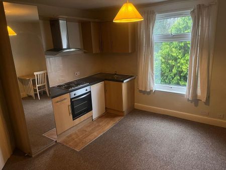 1 bedroom in a house share to rent - Photo 2