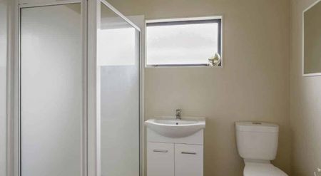 Beautifully appointed apartment - Photo 4