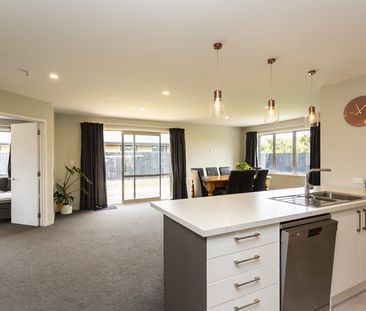 Spacious and private family home! - Photo 4