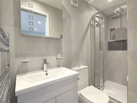 Skyfield Manor, West End Lane - Photo 3