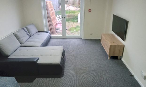 Thurspit Place Room 2 - Photo 1