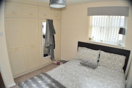 2 bedroom mews to rent - Photo 3