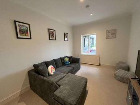 4 bedroom semi-detached house to rent - Photo 3