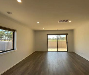 Spacious Family Home in a Quiet Court - Photo 2