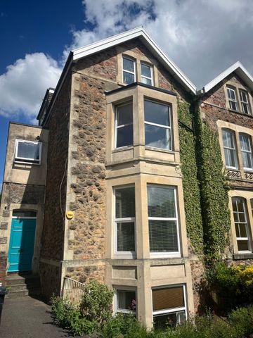 A Fantastic Two bedroom flat on the First Floor offered part furnished. - Photo 3