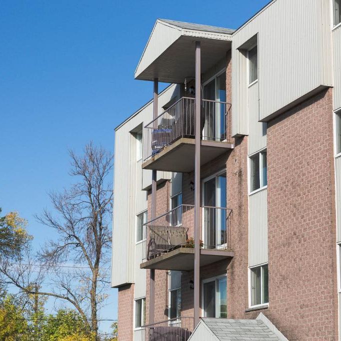 4 1/2 Vanier -ascenseur- proche des commodités- libre immédiatemment - Photo 1