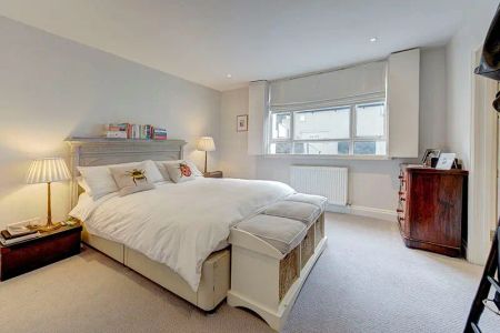 3 bedroom flat in London - Photo 4