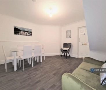 1 bedroom in a house share to rent - Photo 2