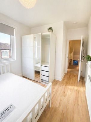 Room in a Shared Flat, Romford Road, E7 - Photo 1