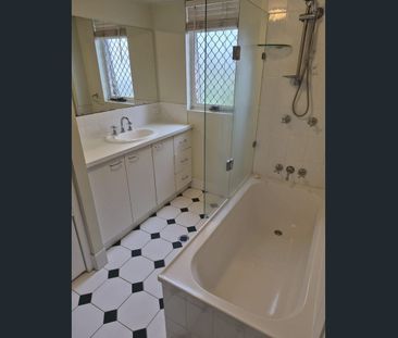 Convenient Ground Floor Living – Walk to Everything - Photo 5