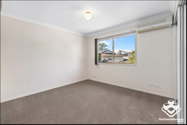 Spacious 3 Bedroom Townhouse In Prime Location!!! - Photo 1