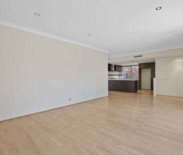 Stylish & Spacious Townhouse! - Photo 1
