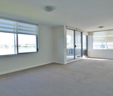 Sweeping water views at the waters edge. - Photo 1