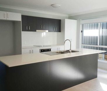 Modern Family home - Photo 3