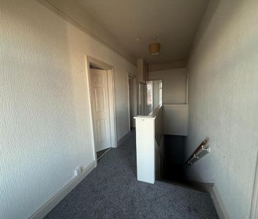 3 bedroom flat to rent - Photo 3