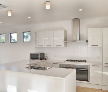 LOVELY LOW MAINTENANCE 3 BEDROOM HOME! - Photo 3