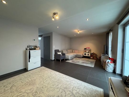 Charmante woning met 2 slaapkamers en ruime tuin te Izegem - Photo 1