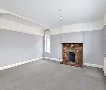 3 bed flat to rent in High Street, Chalfont St. Giles, HP8 - Photo 1