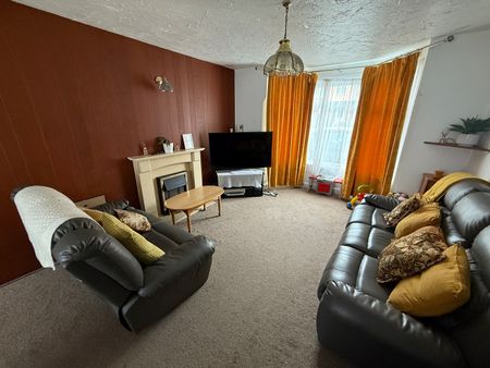 4 Bed Terraced House, Oldfield Road, CV5 - Photo 2