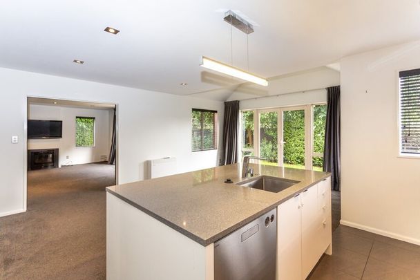 Executive 4 bedroom pet friendly home! - Photo 1