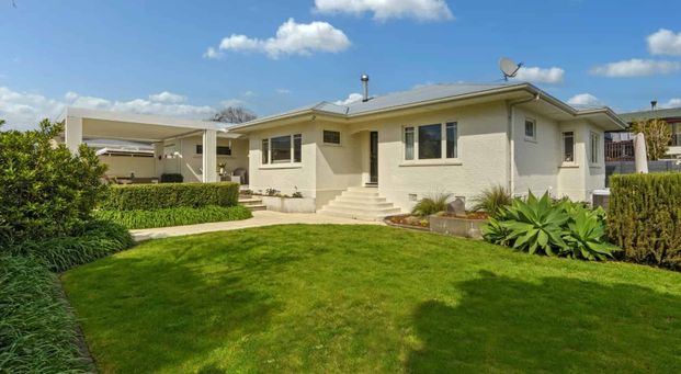 Executive Central Avenues Character - Photo 1