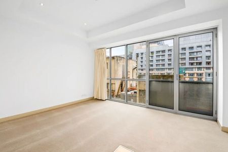 IDEAL LOCATION! FRESHLY PAINTED THROUGHOUT. - Photo 5